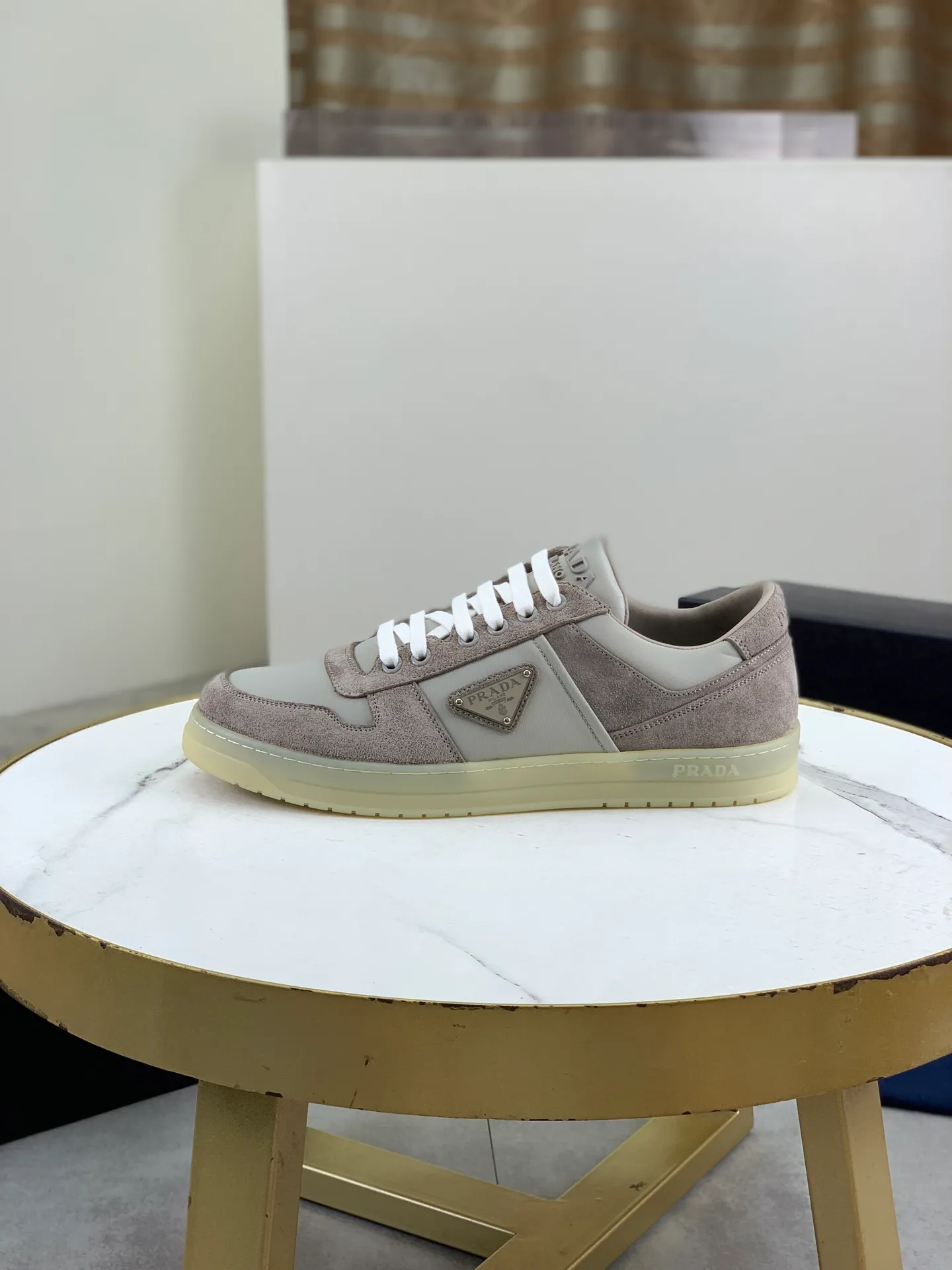 Factory price P680, top version, original order PRADA Prada's new casual sports shoes, original purchase, development and production, Prada men's classic series, technical breathable fabrics with cowhide, casual sports shoes, casual shoes, sports dad shoes, combined with high-tech breathable materials and cowhide, P's exclusive button decoration on the side. The outsole is full of P italic design and bright colors to show vitality and continue the brand design inspiration. Stroll around the city lightly and feel free and comfortable. Exquisite packaging at the delivery counter 🛍📦 ▪️Fabric: Original customized pebbled calfskin ▪️Inner lining: Cowhide lining ➕Cowhide feet ▪️Outsole: Mold evacuated PU+TPU material ▪️Sole thickness: 3.5CM ▪️Size: Men's 39-45 (38 46 can be customized) 2️⃣ colors available